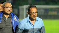 Salah satu pembina klub Arema, Lalu Mara Satriawangsa (kiri) bersama Aji Santoso. (Bola.com/Iwan Setiawan)