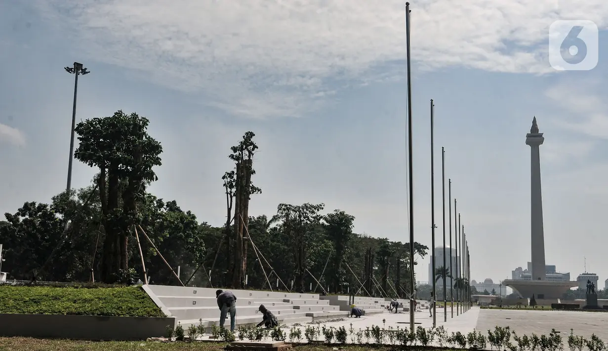 Aktivitas pekerja saat menyelesaikan proyek revitalisasi Plaza Selatan Monumen Nasional (Monas), Jakarta, Senin (6/7/2020). Proyek revitalisasi yang menelan biaya Rp71 miliar dan sempat menuai polemik tersebut kini hampir rampung. (merdeka.com/Iqbal S. Nugroho)