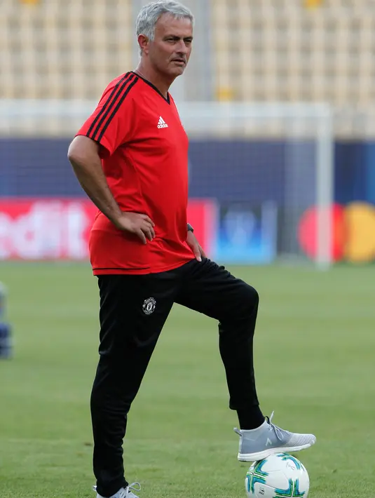 Manajer Manchester United Jose Mourinho melihat para pemainnya berlatih di Philip II Arena di Skopje, Macedonia, (7 /8). MU akan bertanding melawan Real Madrid pada final Piala UEFA Super Cup 2017. (AP Photo / Boris Grdanoski)