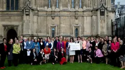 Di Inggris, sejumlah anggota parlemen perempuan berpose di Istana Westminster sambil membentangkan spanduk "Bring Back Our Girls", (13/5/2014). (REUTERS/Neil Hall)
