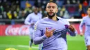 Memphis Depay  - Bomber Barcelona ini merupakan pesepakbola yang sangat memperhatikan penampilannya. Selain sering pamer skill ia juga kerap narsis dengan mengunggah kegiatan pribadinya di YouTobe. (AFP/Jan Woitas)