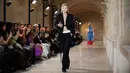 Model AS Gigi Hadid mempersembahkan kreasi untuk peragaan busana Victoria Beckham Spring-Summer 2023 pada Paris Womenswear Fashion Week di Paris, Prancis, 30 September 2022. Gigi tampil seksi tanpa bra saat menampilkan busana karya Victoria Beckham di Paris Fashion Week. (JULIEN DE ROSA/AFP)