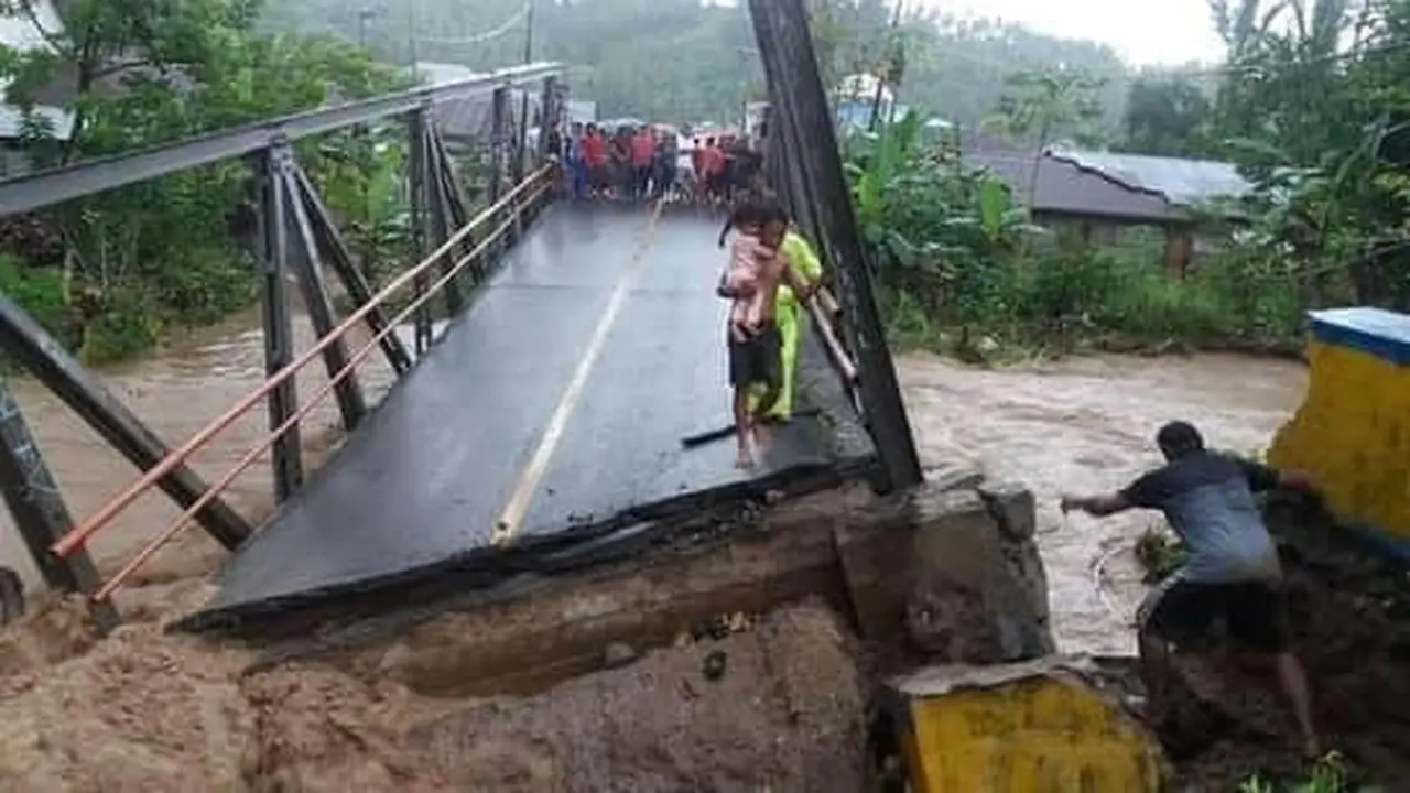 Banjir bandang terjang Bolsel, Gorontalo, seorang kades hilang terseret arus sungai. (Foto: Liputan6.com/Arfandi Ibrahim)