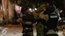Petugas polisi dari Tim Penjinak Bom Gegana bersiap sebelum  mengevakuasi benda diduga bom di kawasan pantai Lagoon, Ancol, Jakarta Utara, Sabtu (31/12) malam. (Liputan6.com/Gempur M. Surya)