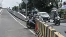 Pengendara motor menerobos separator yang menutup akses jalan layang atau flyover tapal kuda Lenteng Agung, Jakarta, Minggu (28/2/2021). Peristiwa ini dapat membahayakan pengendara sepeda motor karena aktivitas pembangunan flyover masih berlangsung. (merdeka.com/Iqbal S Nugroho)