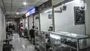 Pedagang menunggu pelanggan di salah satu toko Metro Atom Plaza, Pasar Baru, Jakarta, Senin (15/11/2021). Menurunnya omzet toko dan jasa servis kamera salah satunya dipicu oleh penutupan sementara toko saat PPKM serta sepinya permintaan jasa fotografi.  (merdeka.com/Iqbal S Nugroho)