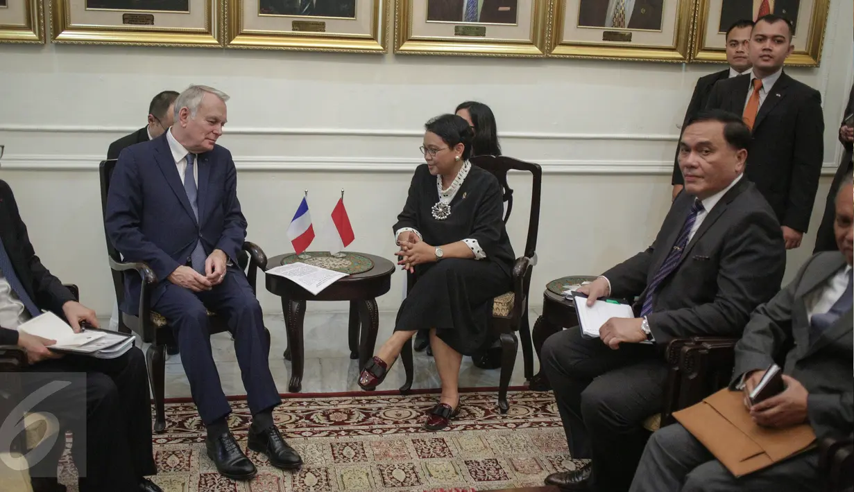 Menteri Luar Negeri RI Retno Marsudi menggelar rapat bilateral bersama Menteri Luar Negeri Prancis Jean-Marc Ayrault beserta delagasi di Kementerian Luar Negeri, , Jakarta, Selasa (28/2). (Liputan6.com/Faizal Fanani)