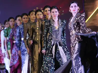 Model memperagakan busana Batik Taliabu rancangan karya Eko Tjandra dalam Selaras Wastra saat  Cita & Cipta 2024 Liputan6 x Fimela di Shangrila Hotel, Jakarta, Rabu (31/7/2024). (Liputan6.com/Angga Yuniar)