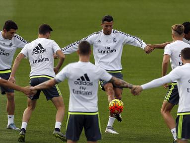 Sejumlah pemain Real Madrid berlatih jelang laga La Liga melawan Celta Vigo di Madrid, Spanyol, Jumat (23/10/2015). (EPA/Mariscal)
