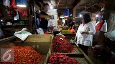 Seorang pedagang cabai melayani pembelinya di Pasar Impres Senen, Jakarta, Selasa (15/11). Kementrian Perdagangan akan menggelar operasi pasar melalui kemitraan dengan PT Perusahaan  Perdagangan Indonesia (Persero). (Liputan6.com/Gempur M. Surya)