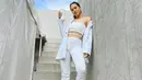 <p>Tampil monokrom dengan serba putih seperti Pevita. Kamu bisa gunakan blazer dan crop top agar gayamu tidak membosankan. Lengkapi dengan sneakers putih atau ganti dengan chunky boots. [Instagram/pevpearce]</p>