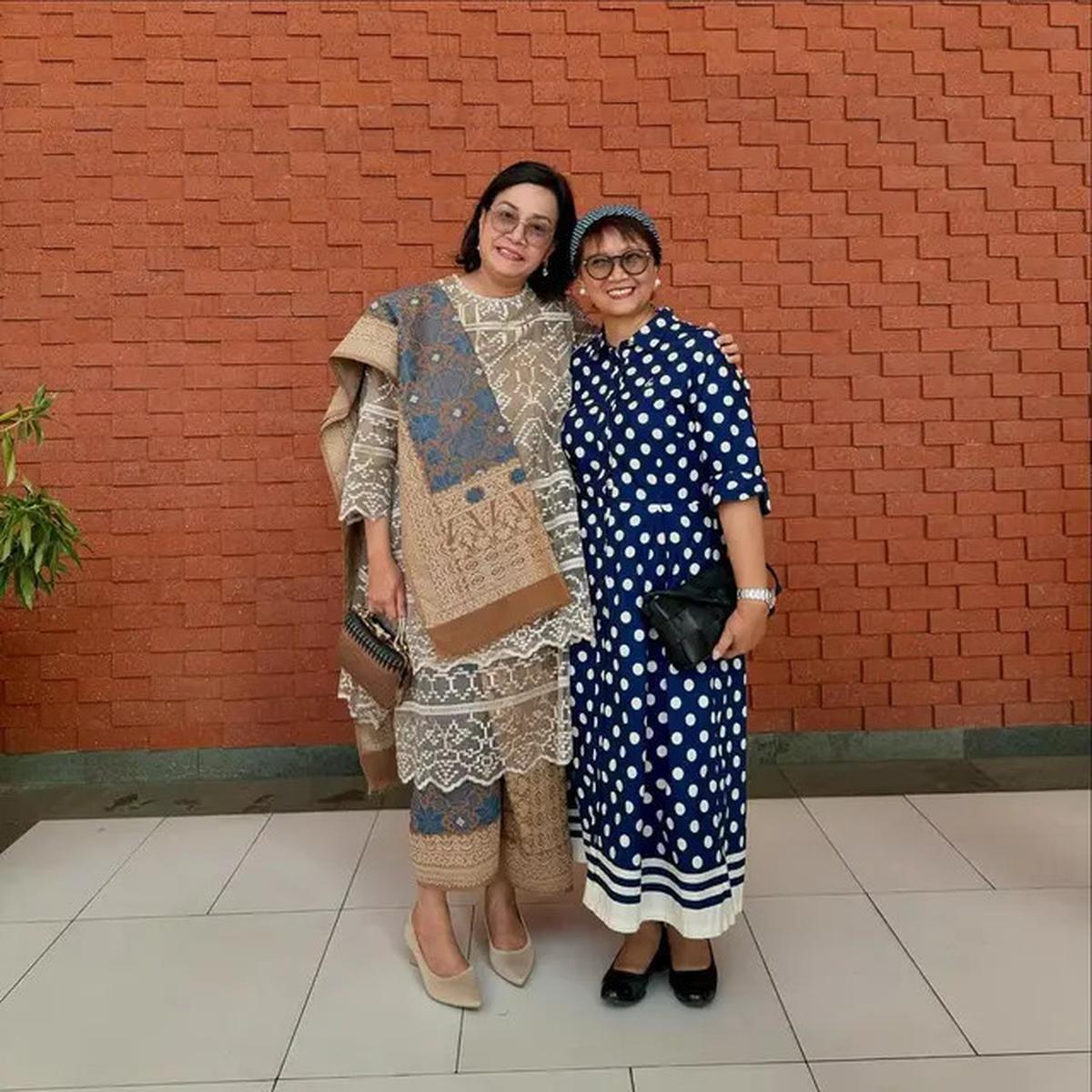 6 Potret Kompak Sri Mulyani dan Retno Marsudi Hadiri Wisuda Anak, Tampil Elegan dengan Kebaya Putih