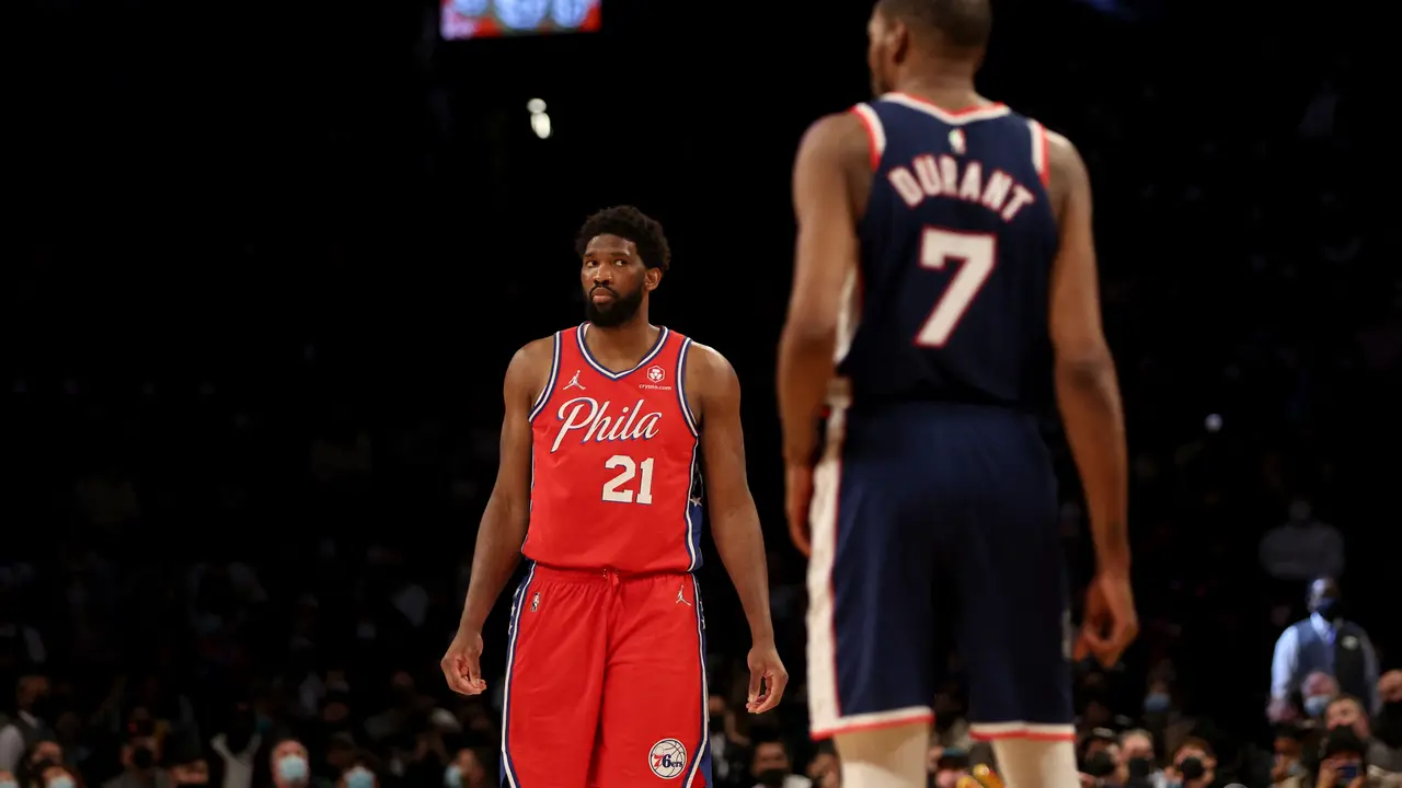 Pemain Sixers Joel Embiid berduel bintang Nets Kevin Durant pada laga NBA