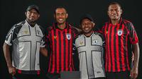 Para legenda, Boaz Solossa, Ruben Sanadi, Feri Pahabol, dan Tinus Pae dengan jersey baru Persipura Jayapura untuk Pegadaian Championship 2025/2026. (Dok. Persipura).