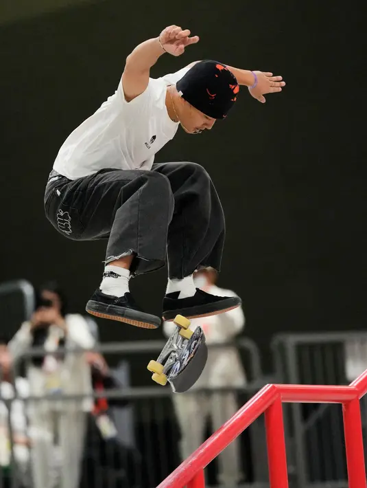Atlet skateboard Indonesia Basral Graito Hutomo beraksi pada final nomor street putra Asian Games 2026 di Aichi Sky Expo, Tokoname, Aichi, Jepang, Minggu (27/9/2026). Basral finis di peringkat keempat dengan raihan 151,41 poin. (AP Photo/Dita Alangkara)