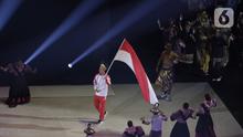 Pakaian adat membuka jalan kontingen Indonesia saat upacara pembukaan SEA Games 2019 di Philipine Arena Bulacan, Manila, Sabtu (30/11/2019). Pesta olahraga se-Asia Tenggara ini akan berlangsung hingga 11 Desember. (Bola.com/M Iqbal Ichsan)