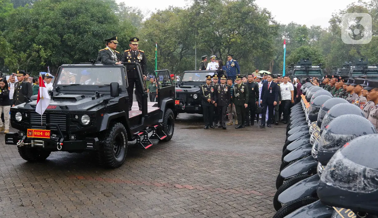 Menteri Pertahanan Prabowo Subianto menyerahkan sebanyak 228 alutsista dengan beragam jenis. (Liputan6.com/Herman Zakharia)