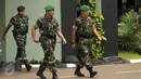 Letjen TNI Agus Sutomo (kanan) berjalan bersama Mayjen Teddy Lhaksmana WK saat Apel bersama Satuan Jajaran Kodam Jaya di Makodam Jaya, Jakarta, Kamis (17/9/2015). Apel diiringi serah terima jabatan Pangdam Jaya. (Liputan6.com/Helmi Fithriansyah)