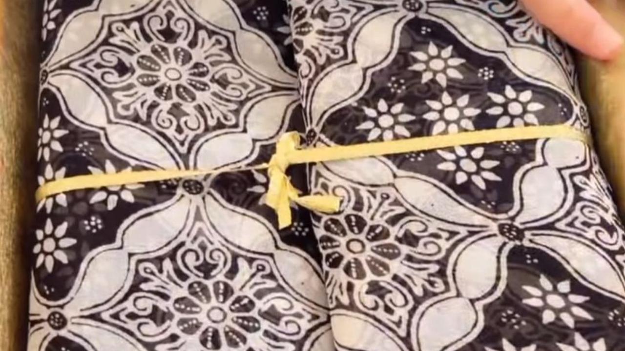 Tak sampai disitu, Okky Lukman kemudian membuka bingkisan ketiga. Okky Lukman mendapat kain batik.
