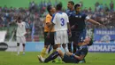 Kapten baru Arema FC, Dendi Santoso, melakukan protes kepada wasit saat laga uji coba melawan PSIS di Stadion Gajayana, Malang, Kamis (4/1/2018). Arema FC menang 5-3 atas PSIS. (Bola.com/Iwan Setiawan)