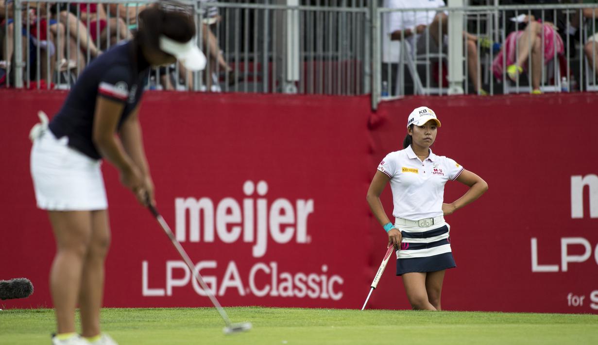 Lee Mi-hyang, dari Korea Selatan (Kanan) melihat Su Oh, dari Australia, memukul bola di lubang ke-17 pada hari terakhir Meijer LPGA Classic di Blythefield Country Club di Grand Rapids, Mich, (18/6). (Mike Clark / Grand Rapids Press via AP)