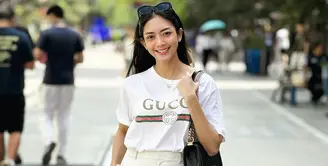 Ketika liburan, Ririn Dwi Ariyanti memilih tampilan simple nan stylish. Ririn terlihat dengan kaus Gucci dan celana pendek. Ia juga melengkapi penampilan dengan tas kecil [Instagram/ririndwiariyanti]