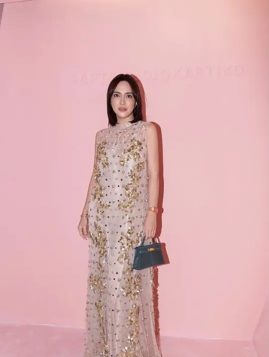Shandy Aulia tampil anggun dengan sleeveless maxi dress dan tatanan rambut natural yang dibiarkan tergerai. / Foto: Instagram Shandy Aulia.