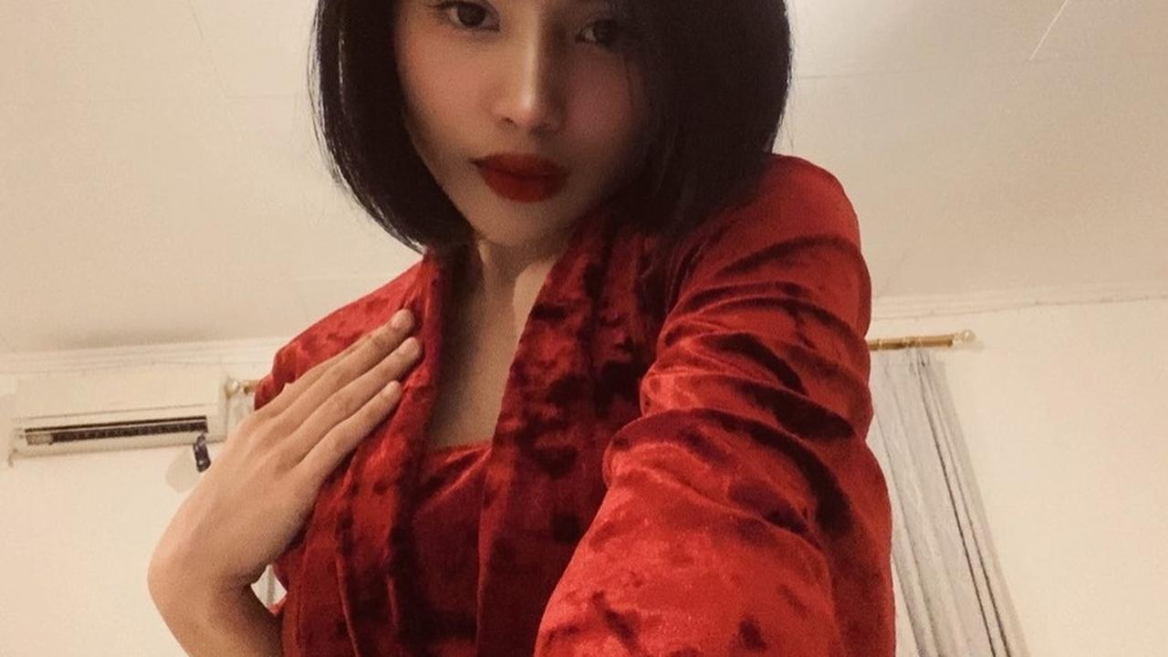 Setelah dua tahun tidak terlihat, penampilan baru Jasmine Laticia berhasil mencuri perhatian banyak orang.<br>