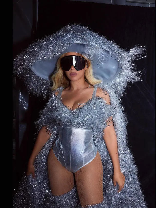 Jubah dan topi silver