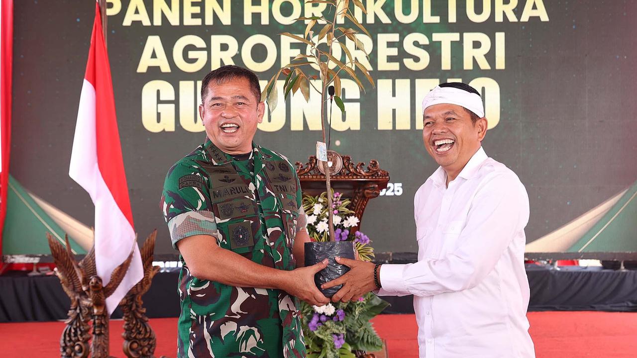 FOTO: Kasad Jenderal Maruli Panen Raya di Gunung Hejo, Dorong Ketahanan Pangan Lewat Agroforestry