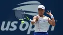 Peteni tunggal putri Indonesia, Janice Tjen sebelumnya tampil mengejutkan dengan menyingkirkan petenis peringkat ke-26 dunia, Veronika Kudermetova dalam laga putaran pertama ajang grand slam US Open 2025, Senin (25/8) dini hari WIB. (AFP/Getty Images/Matthew Stockman)
