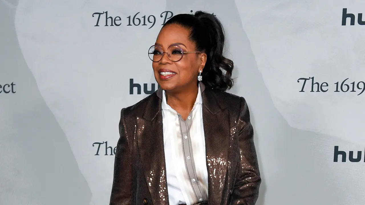 Gaya Oprah Winfrey di Debut The 1619 Project, Curi Perhatian Pakai Mantel dan Celana Cokelat Mengkilap