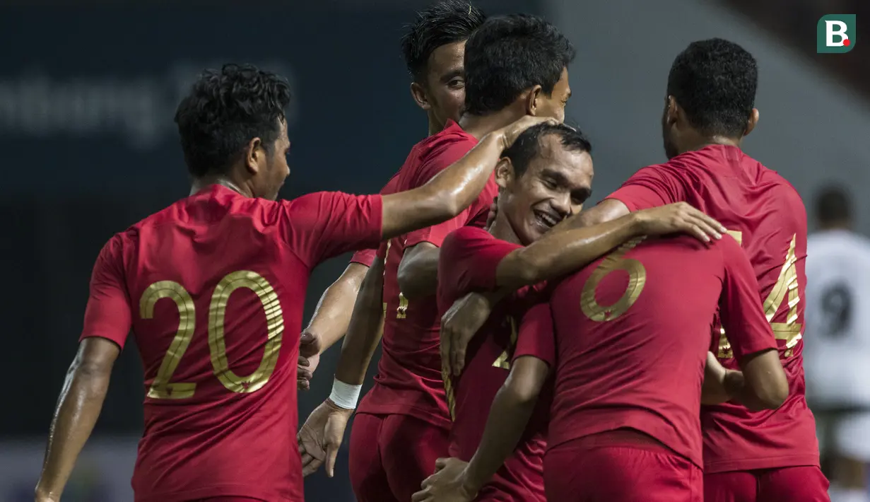 Pemain Timnas Indonesia, Riko Simanjuntak, merayakan gol Evan Dimas ke gawang Mauritius pada laga uji coba di Stadion Wibawa Mukti, Jawa Barat, Selasa (11/9/2018). Indonesia menang 1-0 atas Mauritius. (Bola.com/Vitalis Yogi Trisna)