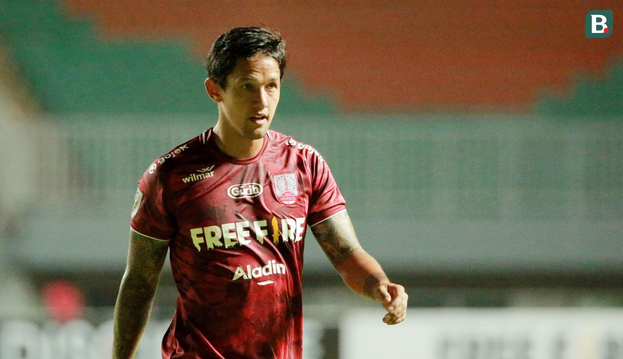 Irfan Bachdim - Pesona bapak tiga anak ini juga belum juga luntur. Pemain yang kini memperkuat Persis Solo itu memang terkenal salah satu pesepak bola tampan tanah air. (Bola.com/M Iqbal Ichsan)