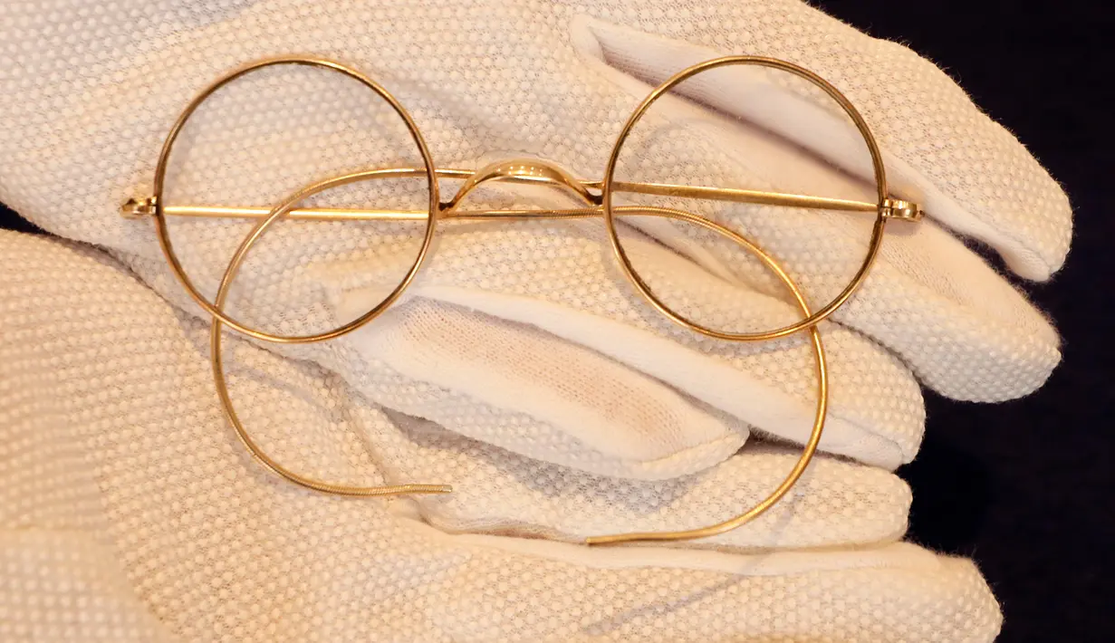 Sepasang kacamata Windsor bulat milik John Lennon dipamerkan di ruang lelang Sotheby di London, Inggris pada 25 September 2020. Harga kacamata tersebut diperkirakan mencapai 30.000-40.000 poundsterling atau sekitar Rp 572 juta hingga Rp 762 juta. (AP Photo/Kirsty Wigglesworth)