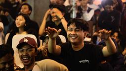Reaksi penonton saat nobar laga final Piala Dunia 2022 bersama Federal Oil yang berlangsung di daerah Kemang, Jakarta Selatan, Minggu (18/12/2022) malam WIB. Argentina berhasil mengalahkan Prancis melalui babak penalti dengan skor 4-2. (Bola.com/Muhammad Aldiansyah)