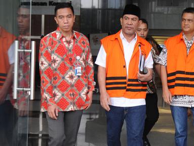 Dua tersangka, Bupati Hulu Sungai Tengah Abdul Latif (kiri) serta Direktur PT Indo Jaya dan PT Sarana Bangun Nusantara Hasmun Hamzah (kanan) berjalan keluar usai menjalani pemeriksaan di gedung KPK, Jakarta (23/3). (Merdeka.com/Dwi Narwoko)