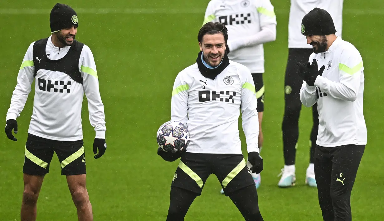 (kiri-kanan) Pemain Manchester City Riyad Mahrez, Jack Grealish, dan Ilkay Gundogan tertawa saat menjalani sesi latihan di tempat latihan Manchester City di Manchester, Inggris, 13 Maret 2023. Manchester City akan menghadapi RB Leipzig pada pertandingan sepak bola leg kedua babak 16 besar Liga Champions. (Paul ELLIS/AFP)