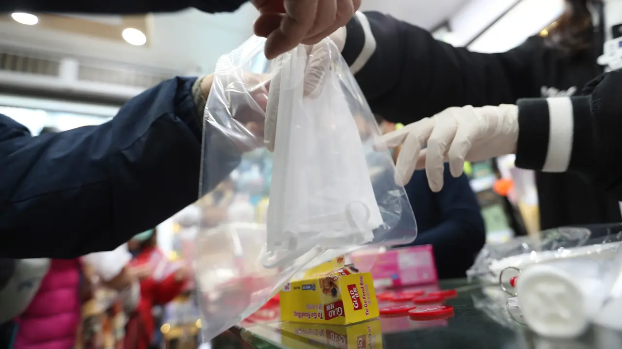 Takut Virus Corona, Warga Hong Kong Antre Masker Gratis