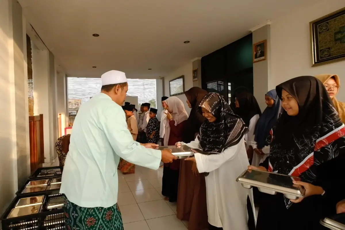 Santri di Karanganyar menyambut Program MBG yang membawa harapan dan semangat baru di pesantren, mendukung kesejahteraan serta aktivitas belajar mereka.