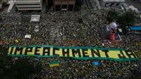 Ribuan warga turun ke jalan menuntut pengunduran diri Presiden Dilma Rousseff di Sao Paulo, Brasil, Minggu (13/3). Para pengunjuk rasa menuduh Rousseff tidak mampu mengelola ekonomi dan terlibat dalam skandal korupsi besar. (MIGUEL SCHINCARIOL / AFP)