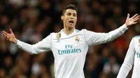 Pemain Real Madrid, Cristiano Ronaldo melakukan protes ke arah wasit setelah dirinya terjatuh akibat dijegal oleh bek Juventus, Stephan Lichsteiner pada leg kedua babak perempat final Liga Champions di Santiago Bernabeu, Rabu (11/4). (AP/Francisco Seco)