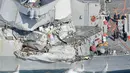 Kondisi kerusakan yang terjadi pada kapal perusak USS Fitzgerald di prefektur Shizuoka, Jepang (17/6). Kapal perusak USS Fitzgerald terlihat mengalami kerusakan parah di bagian tengah sisi kanannya. (Iori Sagisawa/Kyodo News via AP)