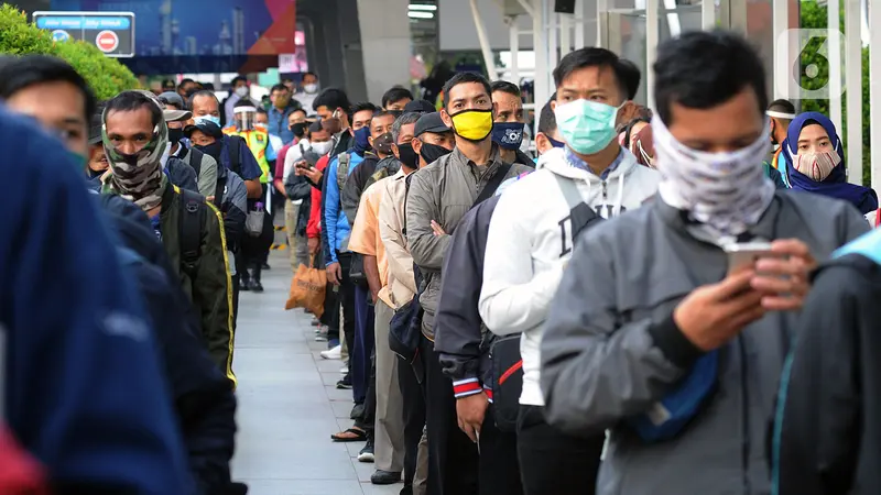 FOTO: Cegah Antrean Penumpang, Aparat Keamanan Diterjunkan di Stasiun Bogor