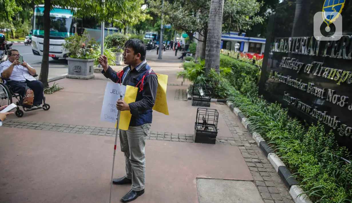 Fazlur Rahman, penyandang disabilitas (tunanetra) korban kecelakaan Commuter Line berunjuk rasa seorang diri di depan kantor Kemenhub, Jakarta, Rabu (27/11/2019). PT KCI dinilai abai terhadap fasilitas dan penanganan penyandang disabilitas di tempat pelayanan publik. (Liputan6.com/Faizal Fanani)