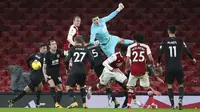 Penjaga gawang Burnley Nick Pope meninju bola saat melawan Arsenal pada pertandingan Liga Premier Inggris di Stadion Emirates, London, Inggris, Minggu (13/12/2020). Arsenal kalah 0-1. (Nick Potts/Pool via AP)