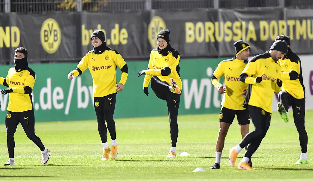 Pemain Borussia Dortmund saat sesi latihan jelang laga Liga Champions, Selasa (24/11/2020). Dortmund akan berhadapan dengan Club Brugge. (AP/Martin Meissner)