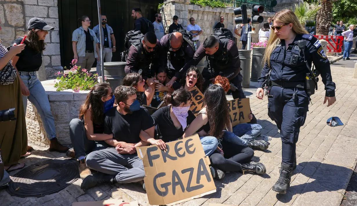 Aktivis sayap kiri Israel memprotes perang yang sedang berlangsung di Gaza, di depan konsulat Amerika Serikat di Yerusalem pada 24 Mei 2024. (AHMAD GHARABLI/AFP)