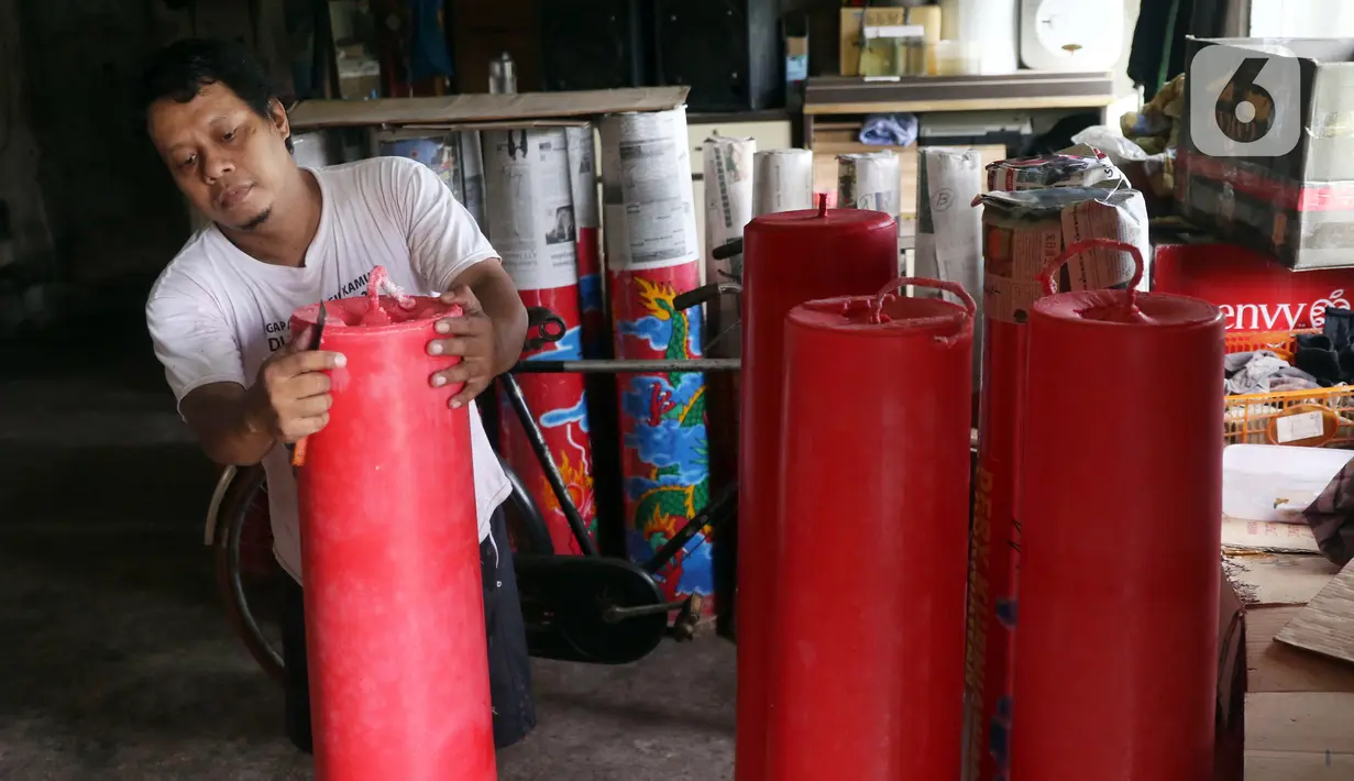 Pekerja merapikan lilin untuk perayaan Tahun Baru Imlek di Tangerang, Banten, Kamis (4/2/2021). Pandemi COVID-19 tahun ini berdampak pada permintaan lilin Imlek yang biasanya ditulisi doa dan harapan dalam bahasa Mandarin tidak seramai tahun sebelumnya. (Liputan6.com/Angga Yuniar)