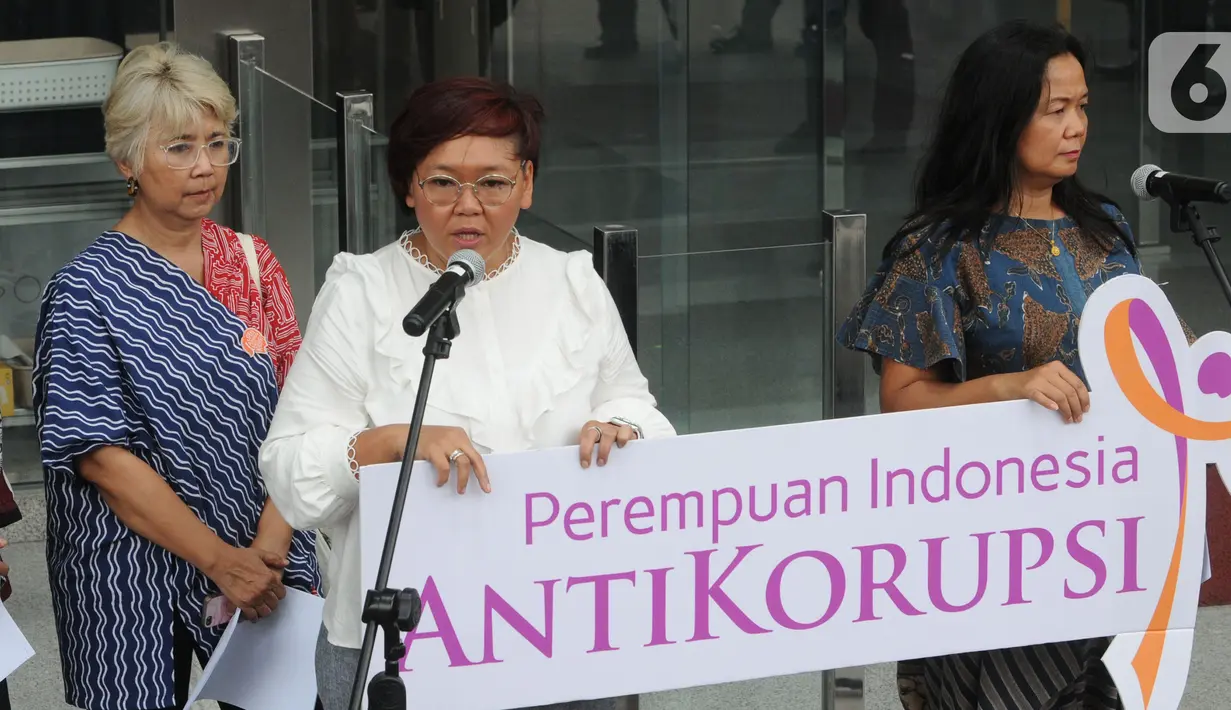 Koalisi Perempuan Antikorupsi menyatakan sikap dukungan di depan Gedung KPK, Jakarta, Selasa (15/10/2019). Perempuan Indonesia Antikorupsi (PIA) membuat surat terbuka untuk Presiden Joko Widodo atau Jokowi terkait penerbitan Perppu KPK. (merdeka.com/Dwi Narwoko)